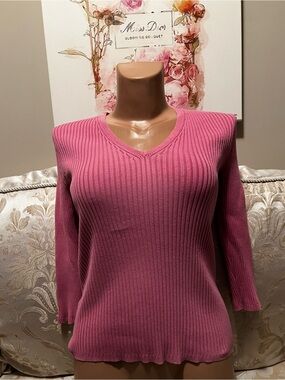 Ann Taylor Ribbed V-Neck Sweater in Rose Pink